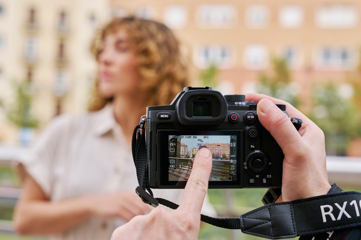Sony Sony RX10 V | 24–600 mm* High-zoom Camera with Real-time Recognition AF, 20.1 MP Sensor and 30 fps blackout-free burst shooting | DSC-RX10M5